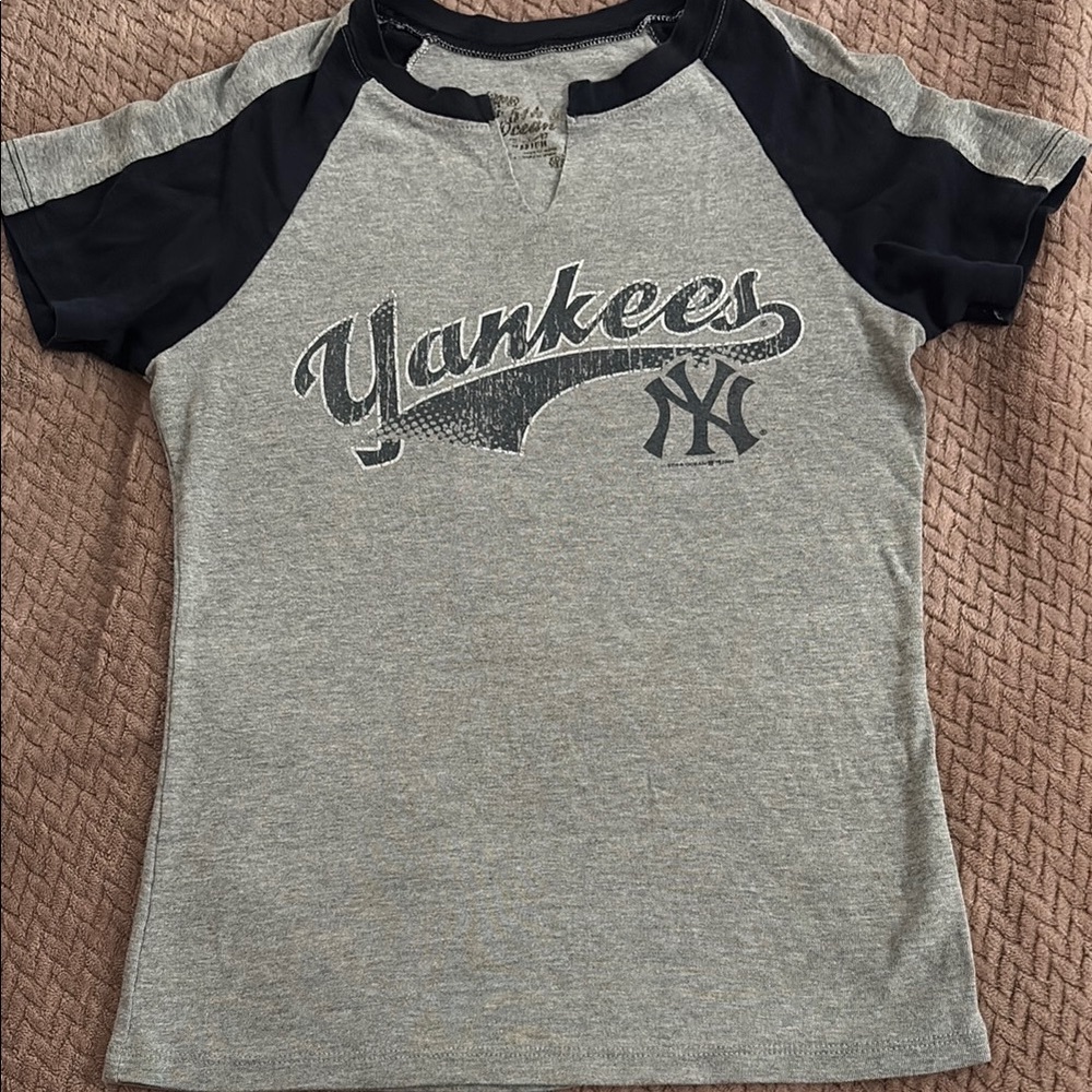 Junior’s Gray and Navy NY Yankees T-Shirt